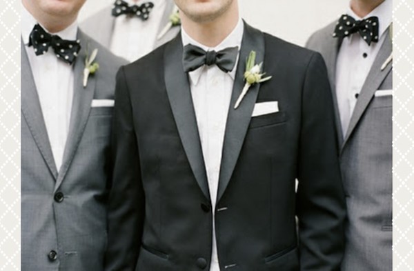 Elegantní ženich s motýlkem Ženich v černém obleku s černým motýlkem