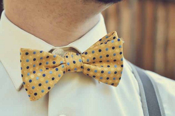 Žlutý motýlek s modrými puntíky Ženich se žlutým motýlkem s puntíky