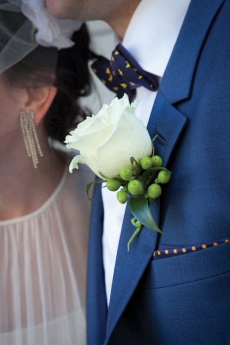 Ženich s tmavomodrým motýlkem Ženich s tmavomodrým motýlkem